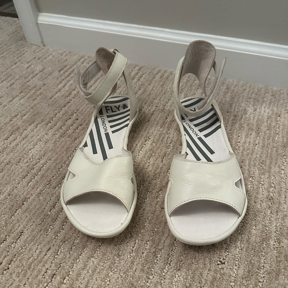 Fly London Size 38 (7.5) white leather sandals - Picture 5 of 10